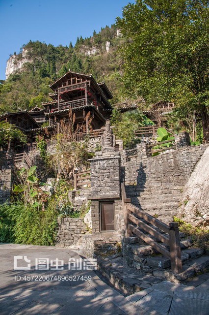 湖北夷陵長江三峽夏登英在&lsquo;三峽人&rsquo;巴望草堂Hubei Yiling Yangtze River Three Gorges Dengying Xia in the `Three Gorges people` Ba Wang cottage