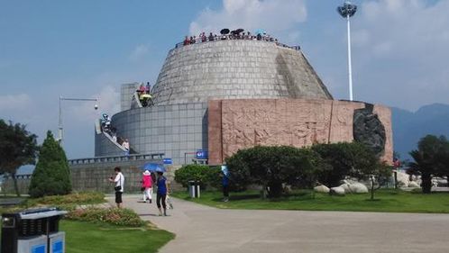 中國 最牛 景區(qū),需要武警24小時鎮(zhèn)守,中國人免費,收老外105元